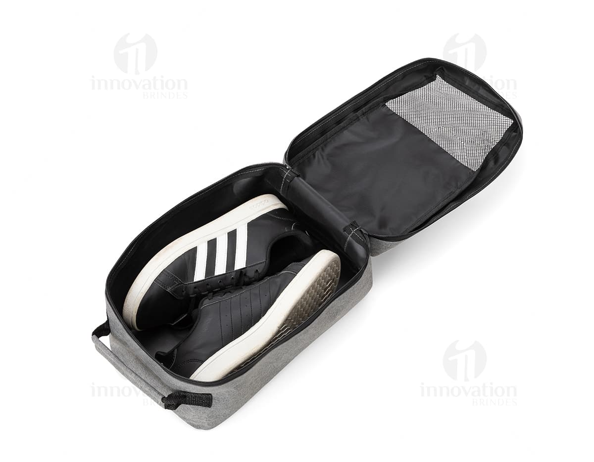 Foto de um porta tênis com capacidade para até 12 pares, produzido em plástico resistente na cor branca. Foto de um porta tênis com capacidade para até 12 pares, produzido em plástico resistente na cor branca.