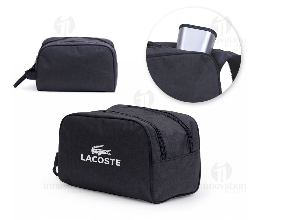 Necessaire feita de poliéster com fecho de velcro e alça para transporte. Necessaire feita de poliéster com fecho de velcro e alça para transporte.
