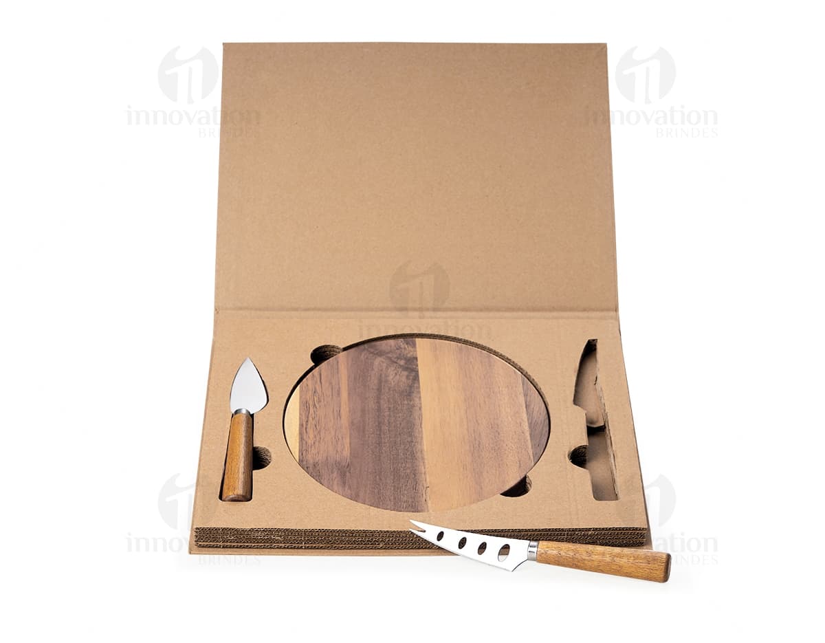 Kit Queijo 4 Peças contendo faca, cortador, garfo e tábua de madeira. Kit Queijo 4 Peças contendo faca, cortador, garfo e tábua de madeira.