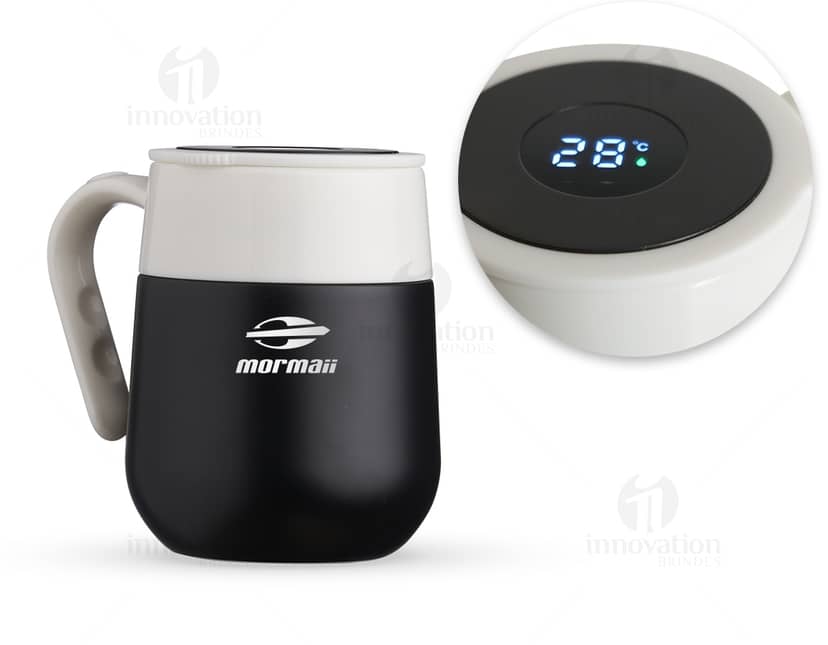 Caneca térmica inox 500ml LED. Um recipiente de metal com capacidade para 500ml, com design moderno e LED. Perfeito para armazenar bebidas quentes como café ou chá. Possui alça e tampa para manter a bebida aquecida por mais tempo. Ideal para o café da manhã ou para se refrescar durante o dia.