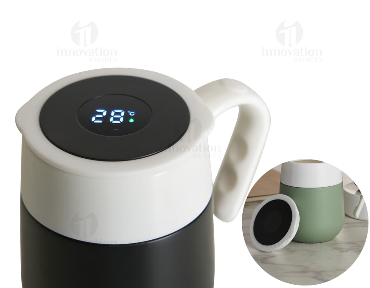 Caneca térmica inox 500ml LED em fundo branco. Caneca térmica inox 500ml LED em fundo branco.