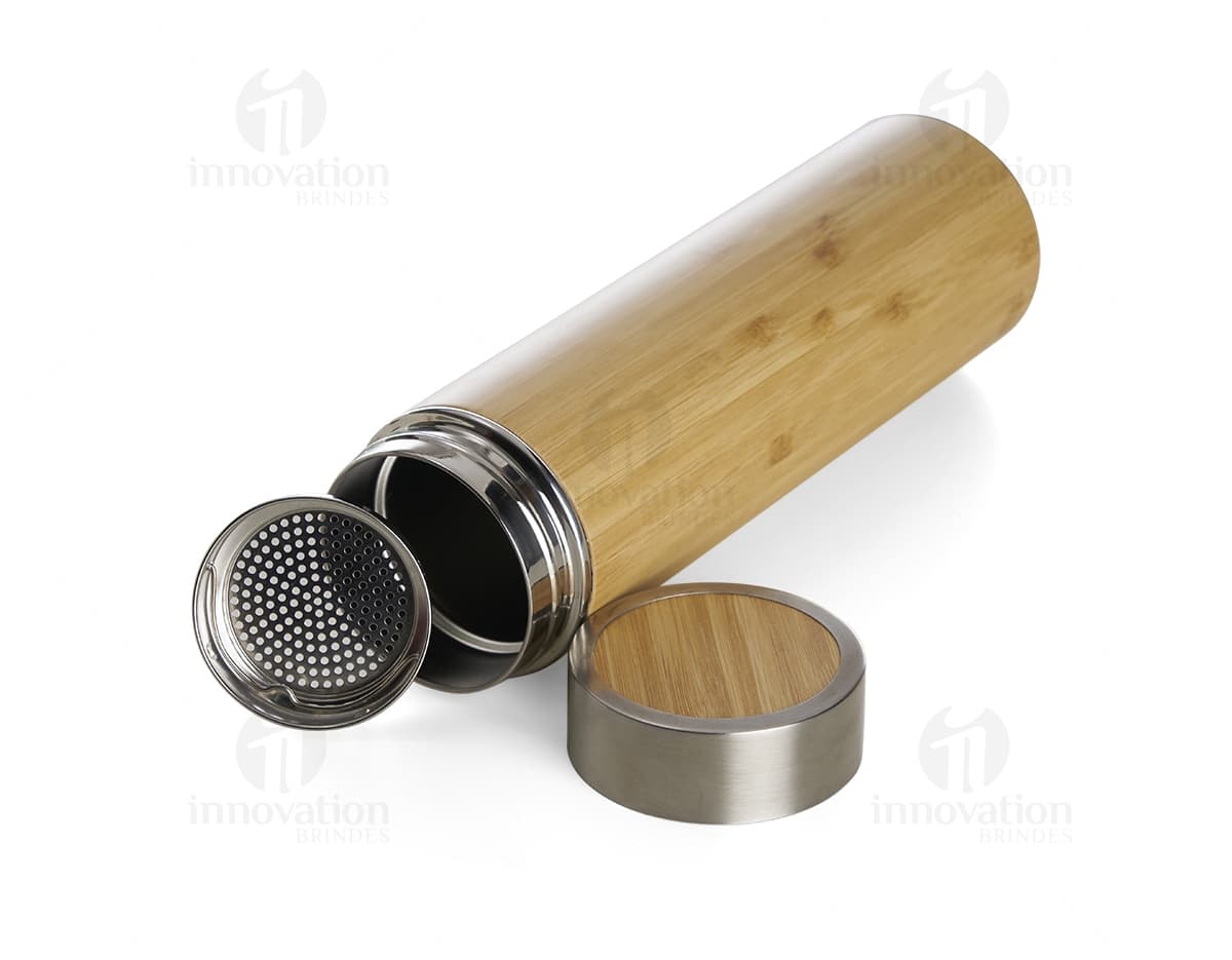 Chaveiro metálico em couro preto, com fivela de metal, apito e chave. O design elegante e tecnológico inclui conexão fácil e resistente, ideal para segurança e praticidade no dia a dia. Chaveiro metálico em couro preto, com fivela de metal, apito e chave. O design elegante e tecnológico inclui conexão fácil e resistente, ideal para segurança e praticidade no dia a dia.