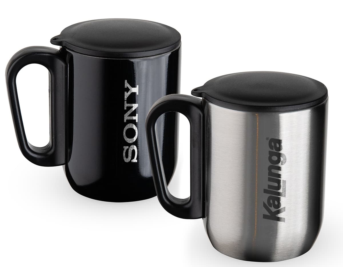 Caneca Mixer na cor branca com design moderno e botão para misturar bebidas. Caneca Mixer na cor branca com design moderno e botão para misturar bebidas.