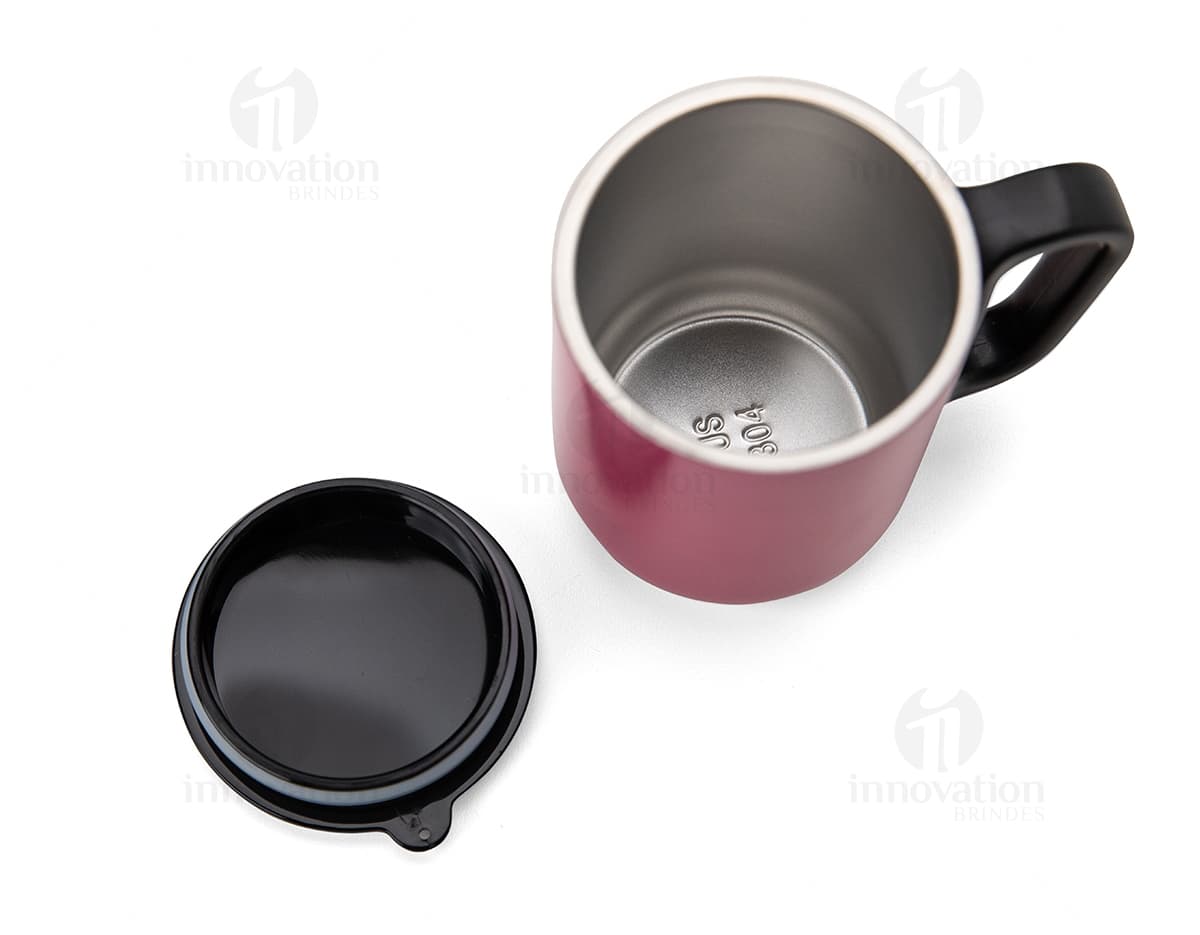 Caneca Mixer na cor branca com design moderno e botão para misturar bebidas. Caneca Mixer na cor branca com design moderno e botão para misturar bebidas.