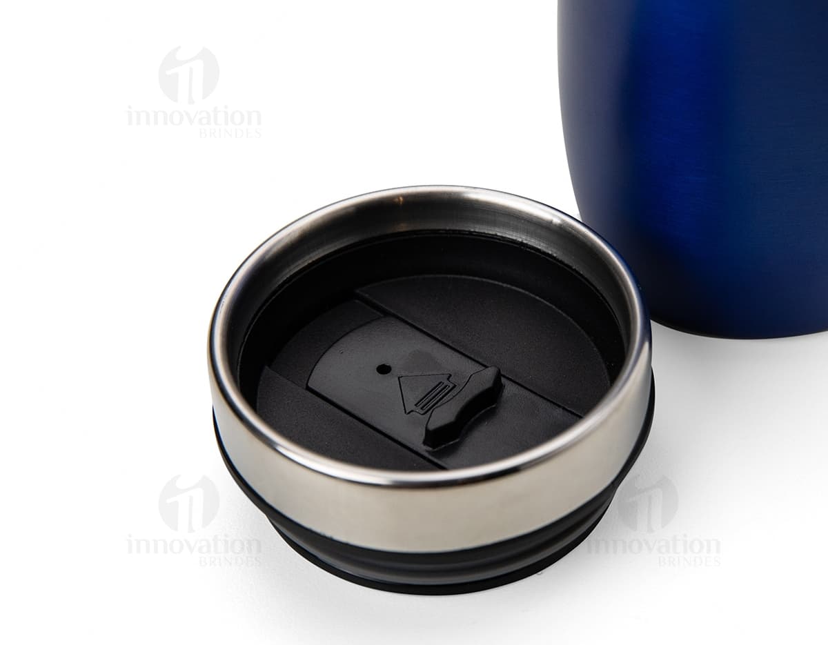 Chaveiro com chapa central lisa em metal, com design moderno e símbolo de comunicação. O objeto é um acessório de escritório que pode ser utilizado como um dispositivo de adorno. Chaveiro com chapa central lisa em metal, com design moderno e símbolo de comunicação. O objeto é um acessório de escritório que pode ser utilizado como um dispositivo de adorno.