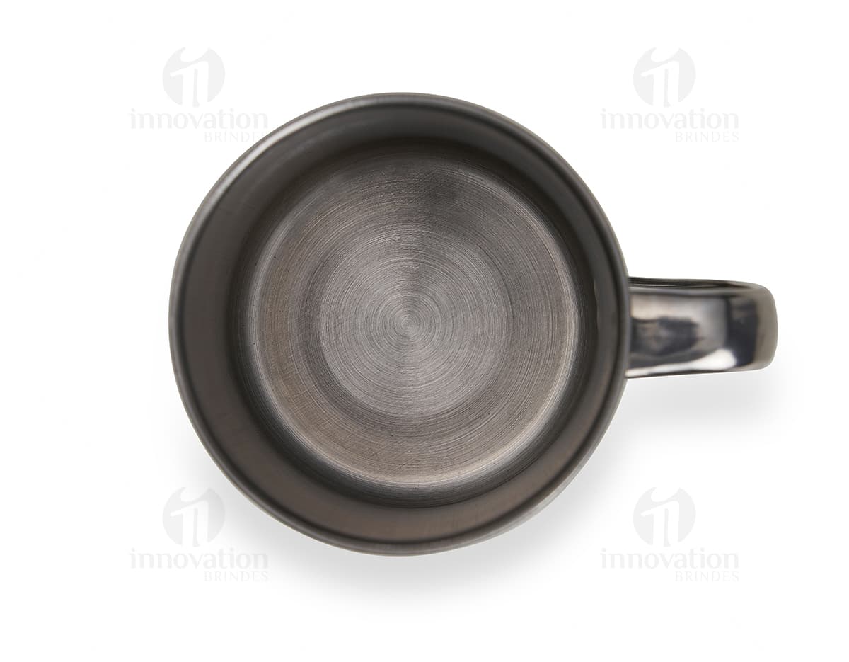 Caneca inox 500ml prateada com tampa rosqueável e alça dobrável, em fundo branco. Caneca inox 500ml prateada com tampa rosqueável e alça dobrável, em fundo branco.