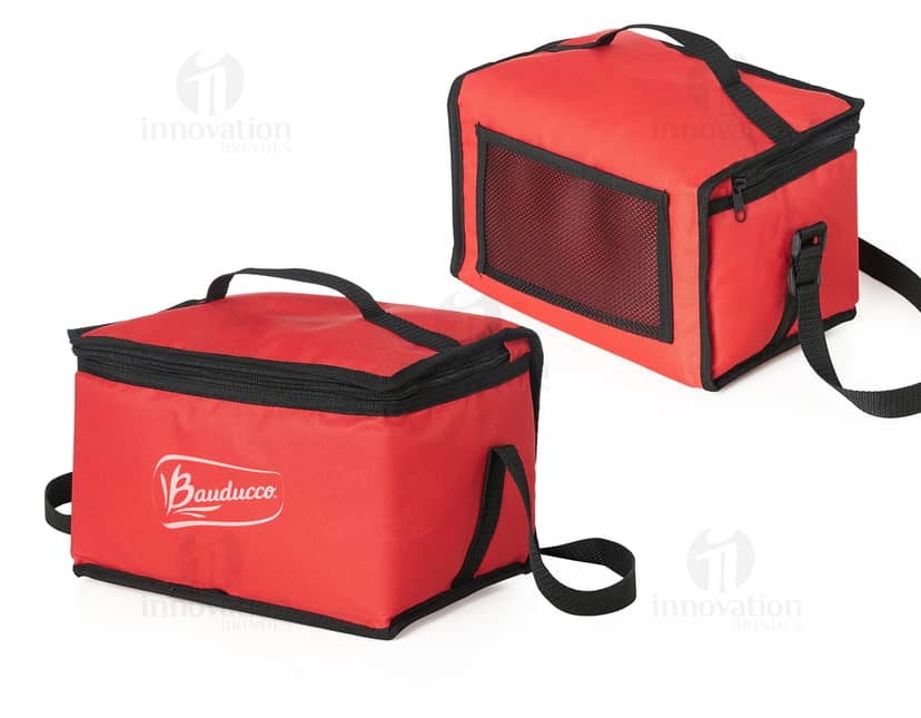 Bolsa térmica nylon 8L com bolsos para armazenamento de alimentos e bebidas. Fabricada em material resistente, possui alça para transporte, fecho em zíper e revestimento interno para manter a temperatura. Ideal para viagens, passeios e praia. Cor preta e design elegante.