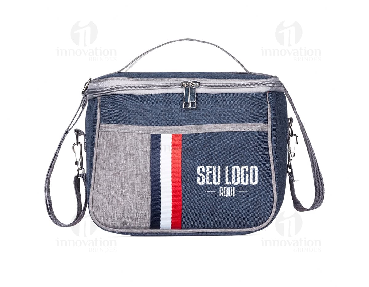 Bolsa térmica de 7,6 litros em cor azul com alça para transporte e zíper para fechamento. Ideal para manter alimentos e bebidas refrigerados por mais tempo. Bolsa térmica de 7,6 litros em cor azul com alça para transporte e zíper para fechamento. Ideal para manter alimentos e bebidas refrigerados por mais tempo.