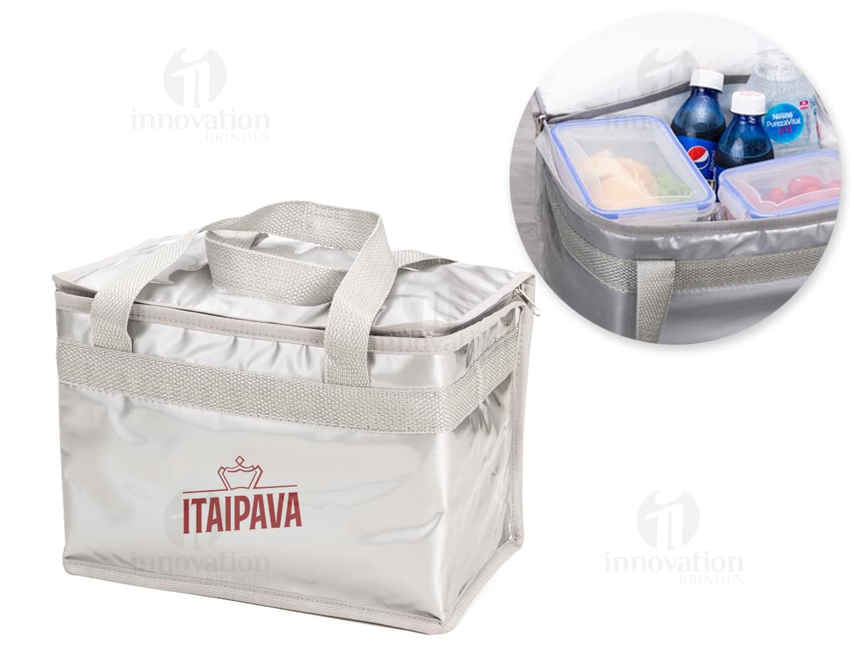 Bolsa térmica PVC 13L soldada matelassê preta com detalhes em dourado, possui fecho com zíper, alça de mão e alça de ombro ajustável. Ideal para transportar alimentos e bebidas de forma segura e organizada. Bolsa térmica PVC 13L soldada matelassê preta com detalhes em dourado, possui fecho com zíper, alça de mão e alça de ombro ajustável. Ideal para transportar alimentos e bebidas de forma segura e organizada.