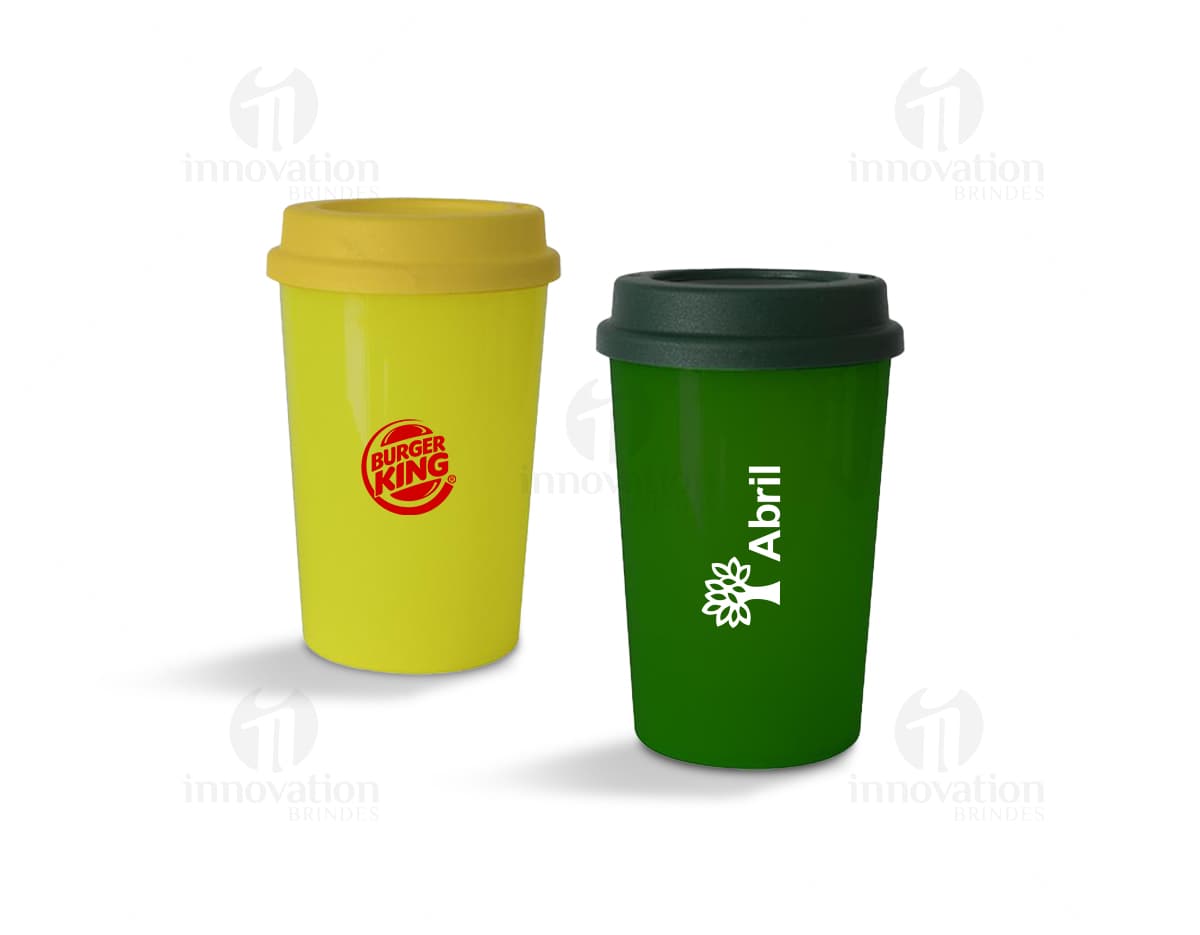 Copo com tampa de 350ml, feito de plástico preto. O objeto é vazio, com design criativo e 3D. O copo possui um lid e handle, adequado para armazenar líquidos como café, chá ou suco. Copo com tampa de 350ml, feito de plástico preto. O objeto é vazio, com design criativo e 3D. O copo possui um lid e handle, adequado para armazenar líquidos como café, chá ou suco.