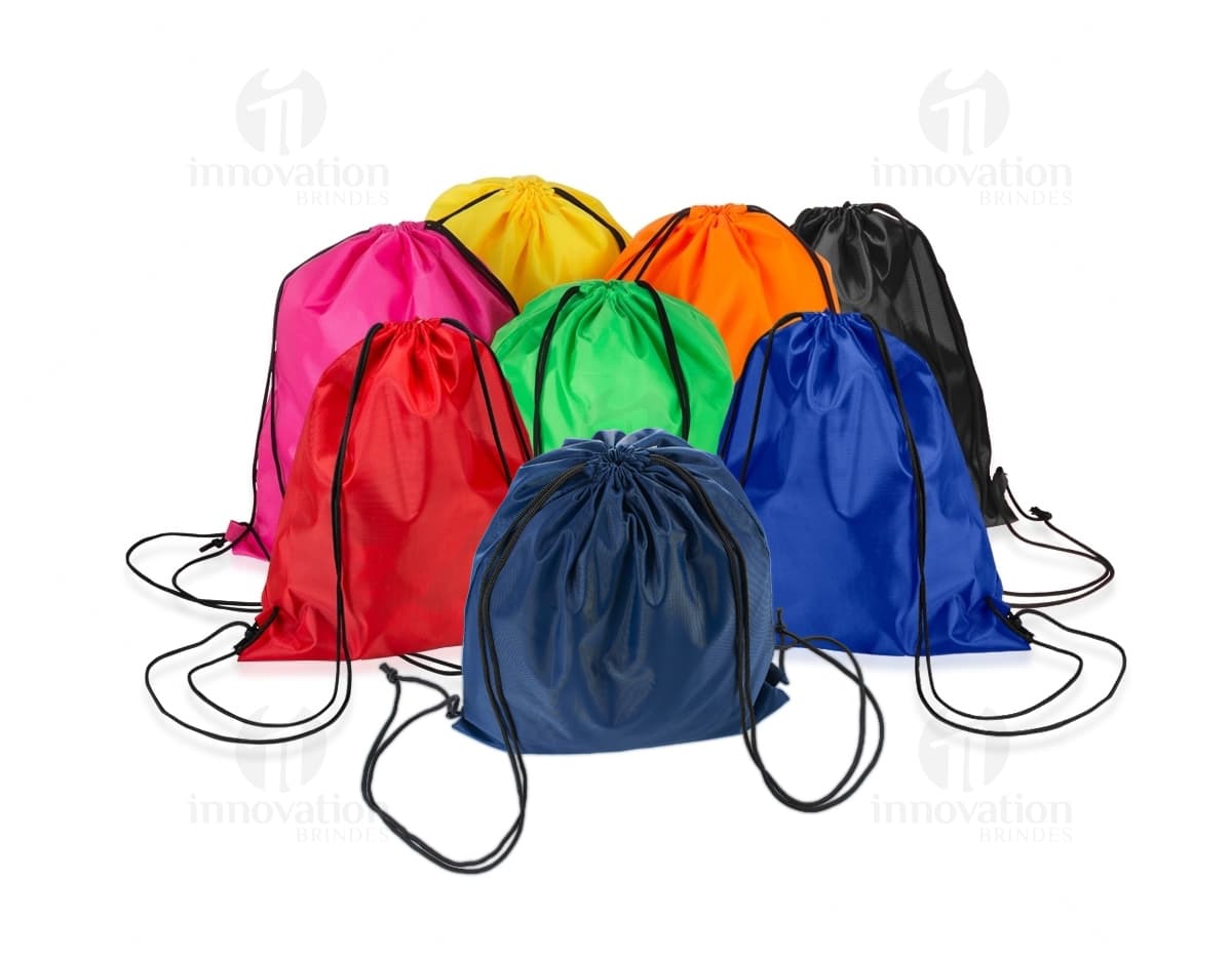 Kit com 6 porta copos em formato circular, feitos de material resistente. Cada porta copo possui uma estampa diferente de frutas tropicais, como abacaxi, limão e laranja. Ideal para proteger a superfície de mesas e móveis de possíveis manchas e marcas de copos e garrafas. Kit com 6 porta copos em formato circular, feitos de material resistente. Cada porta copo possui uma estampa diferente de frutas tropicais, como abacaxi, limão e laranja. Ideal para proteger a superfície de mesas e móveis de possíveis manchas e marcas de copos e garrafas.