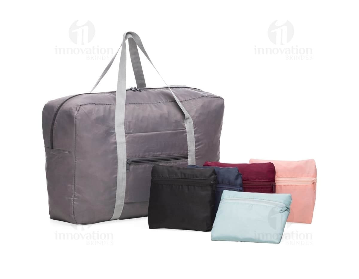 Bolsa chaveiro na cor preta com fecho de metal e pingente em forma de coração. Bolsa chaveiro na cor preta com fecho de metal e pingente em forma de coração.