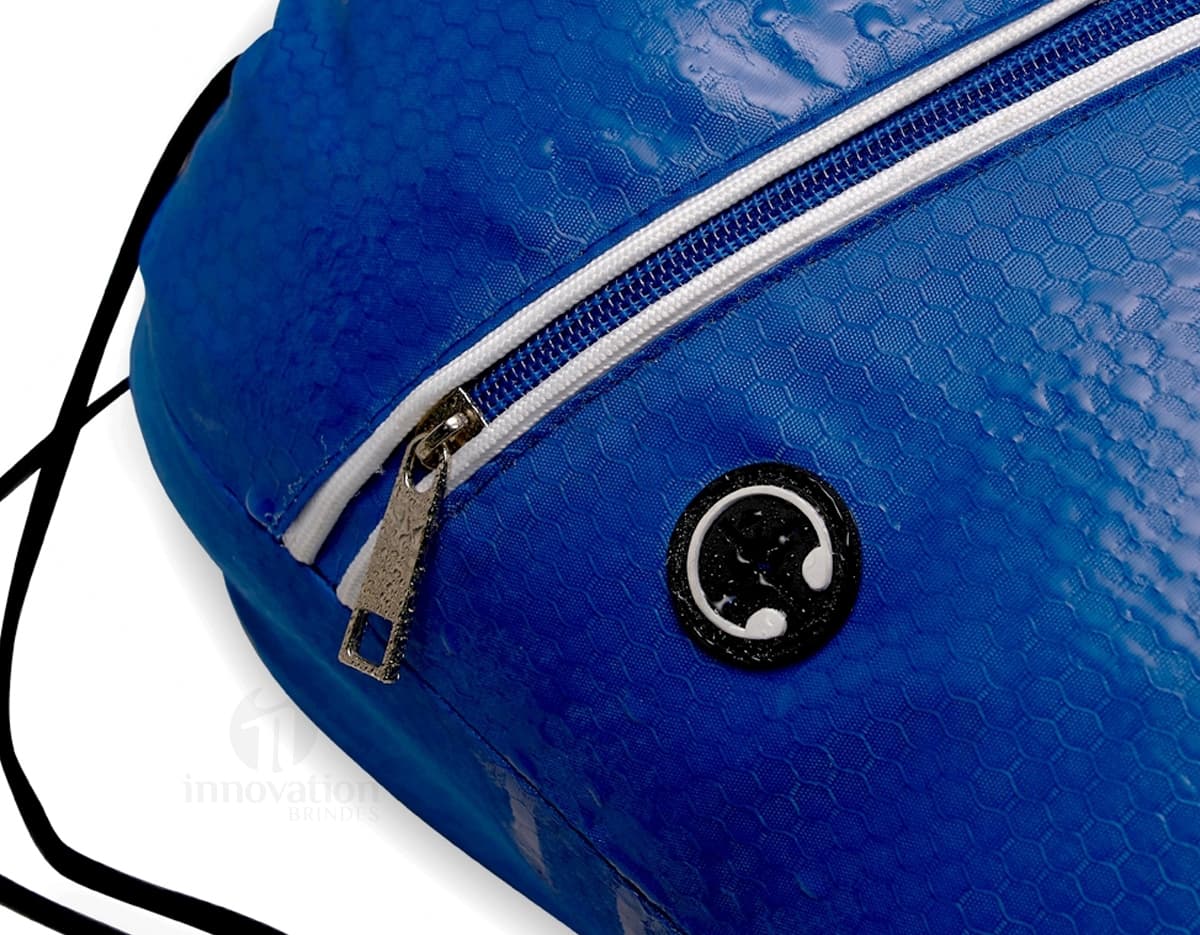 Mochila Saco Impermeável em Poliéster preta com cordão de ajuste e alças confortáveis. Mochila Saco Impermeável em Poliéster preta com cordão de ajuste e alças confortáveis.