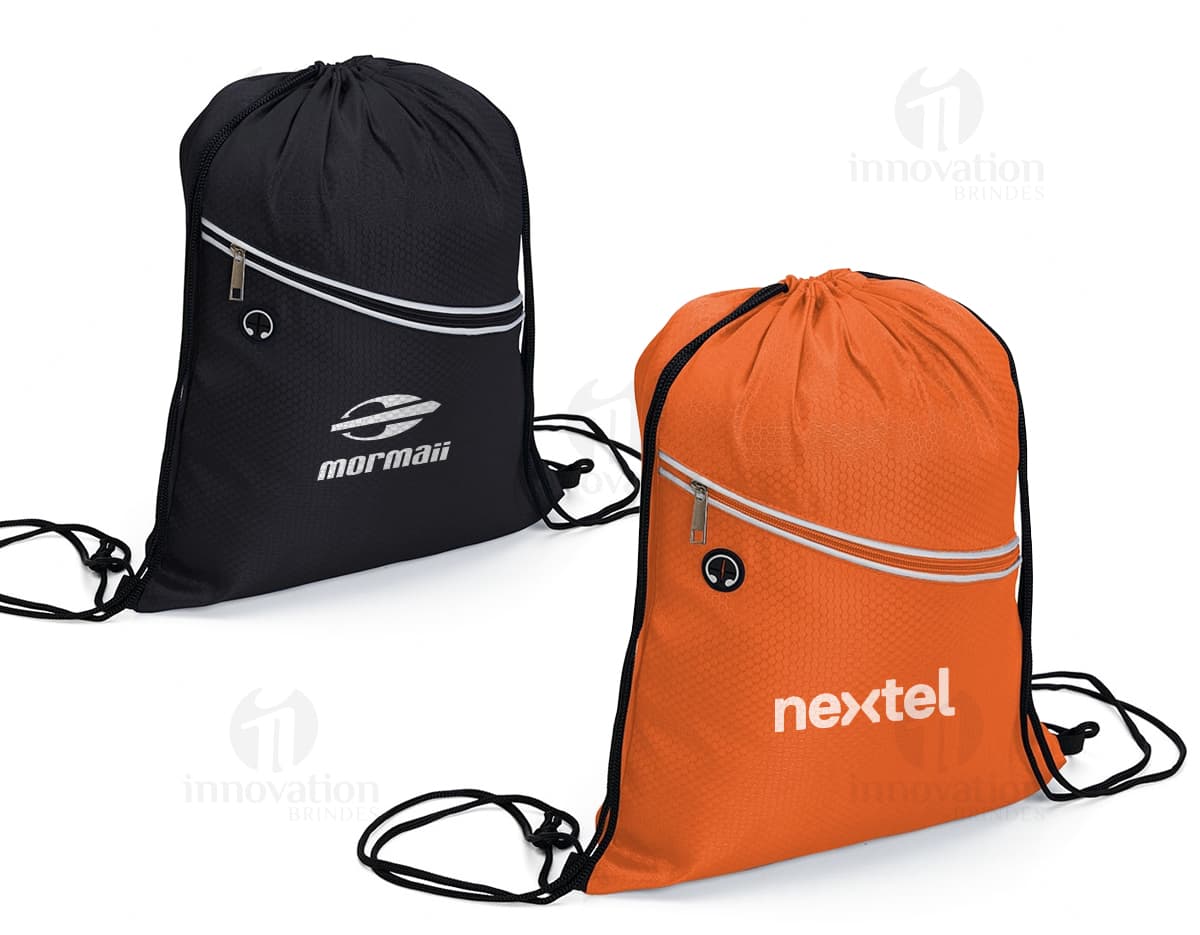 Mochila saco impermeável em poliéster, ideal para proteger seus pertences da chuva. Mochila saco impermeável em poliéster, ideal para proteger seus pertences da chuva.