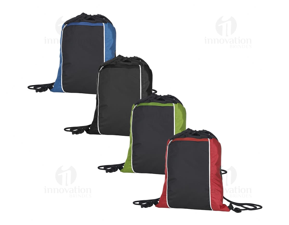 Mochila Saco Impermeável com Zíper em cor cinza, feita de material resistente e com fechamento seguro. Mochila Saco Impermeável com Zíper em cor cinza, feita de material resistente e com fechamento seguro.