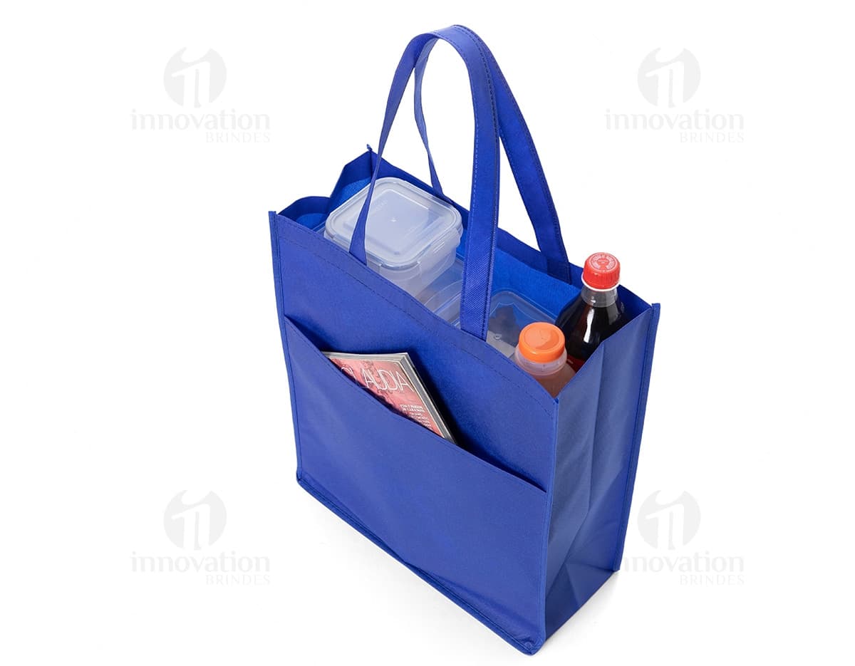 Kit com 6 porta copos de diferentes estampas e cores sobre uma mesa de madeira. Kit com 6 porta copos de diferentes estampas e cores sobre uma mesa de madeira.