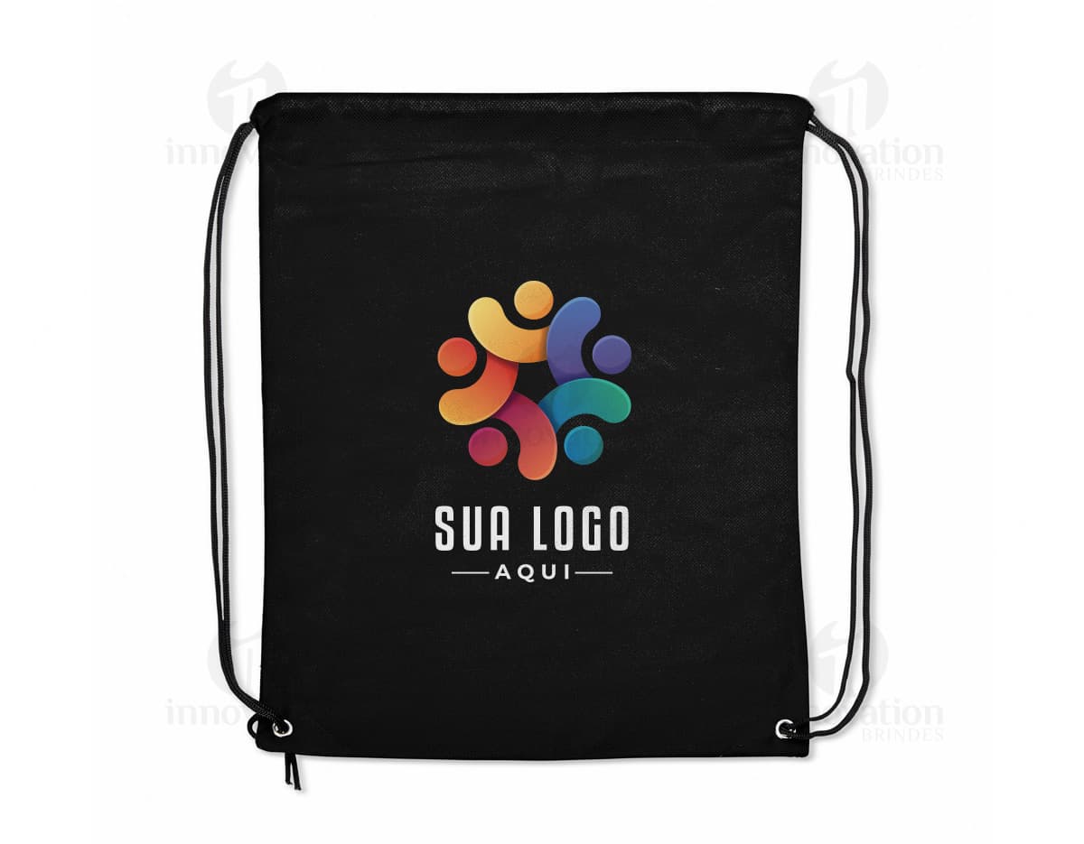 Kit com 6 porta copos em diferentes cores e formatos, dispostos em cima de uma mesa de madeira. Kit com 6 porta copos em diferentes cores e formatos, dispostos em cima de uma mesa de madeira.