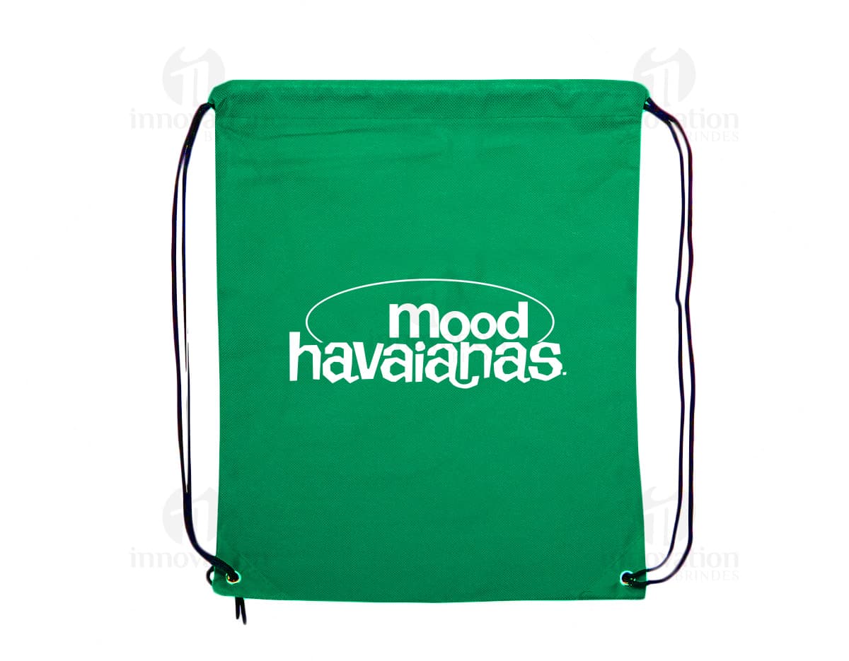 Kit com 6 porta copos em diferentes cores e formatos, dispostos em cima de uma mesa de madeira. Kit com 6 porta copos em diferentes cores e formatos, dispostos em cima de uma mesa de madeira.