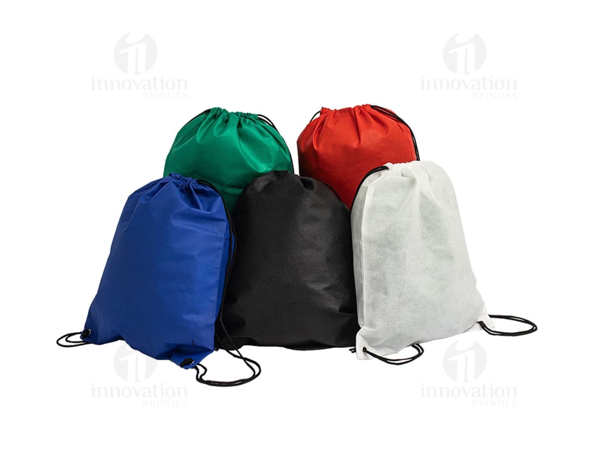 Kit com 6 porta copos em diferentes cores e estampas, sendo cada um feito de material resistente e antiderrapante para evitar que os copos escorreguem. Kit com 6 porta copos em diferentes cores e estampas, sendo cada um feito de material resistente e antiderrapante para evitar que os copos escorreguem.