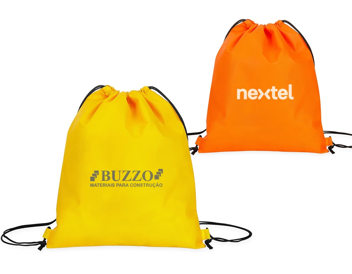 Mochila saco confeccionada em material TNT de cor neutra, com alças ajustáveis e fecho de cordão. Mochila saco confeccionada em material TNT de cor neutra, com alças ajustáveis e fecho de cordão.