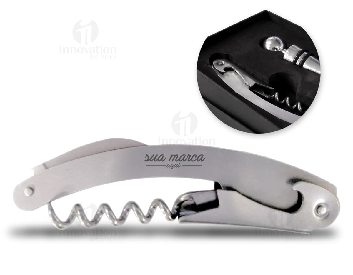 Kit com 6 porta copos de diferentes cores e padronagens, disponíveis em um suporte de metal. Kit com 6 porta copos de diferentes cores e padronagens, disponíveis em um suporte de metal.