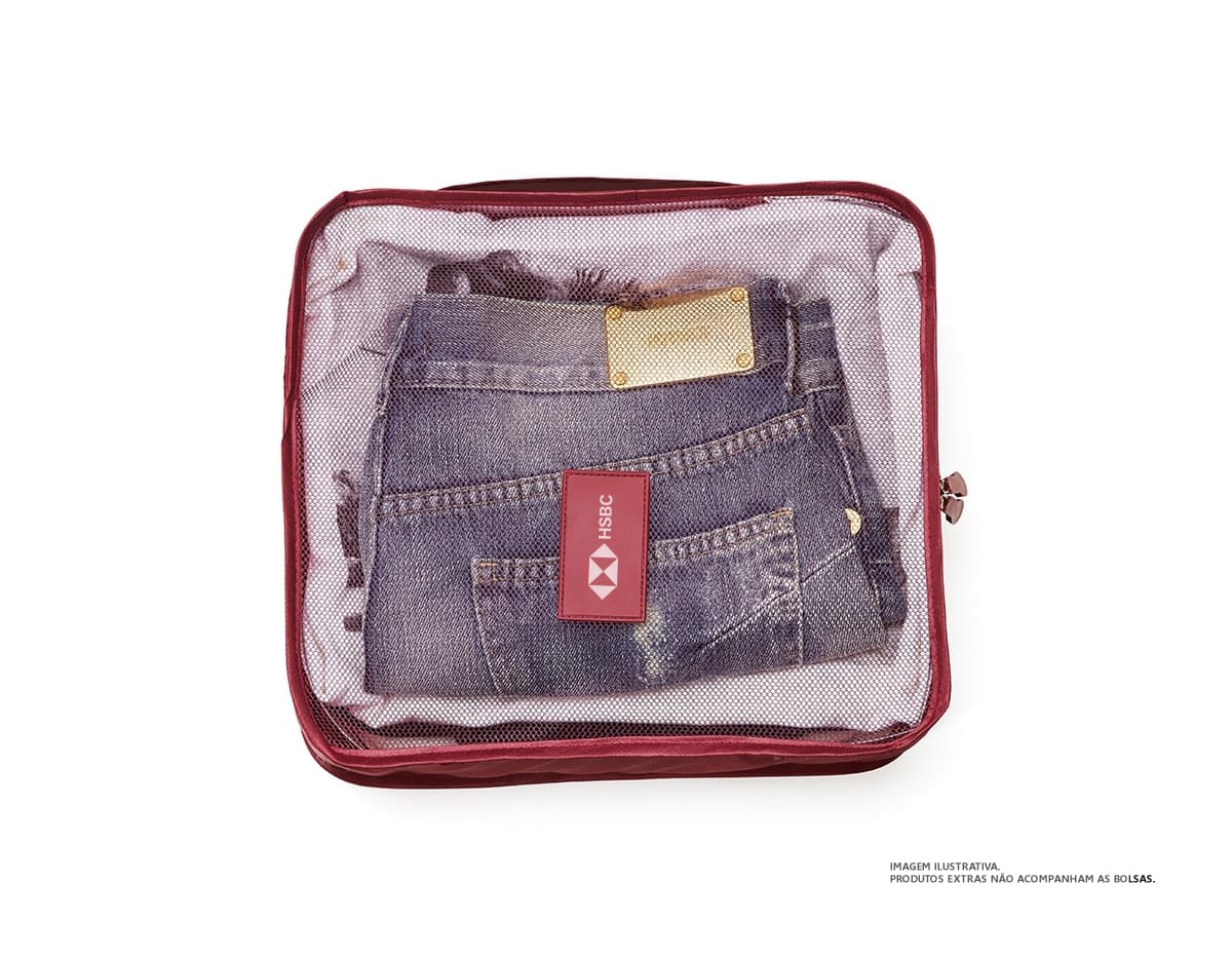 Necessaire impermeável PU na cor rosa com compartimentos organizadores, alça e zíper. Necessaire impermeável PU na cor rosa com compartimentos organizadores, alça e zíper.