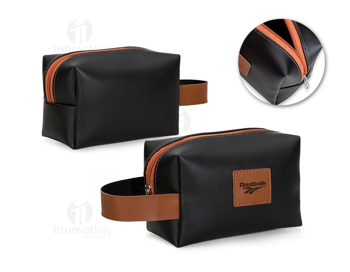 Nécessaire Bidins preto com detalhes em dourado, possui fecho em zíper e é feito em material resistente. Nécessaire Bidins preto com detalhes em dourado, possui fecho em zíper e é feito em material resistente.