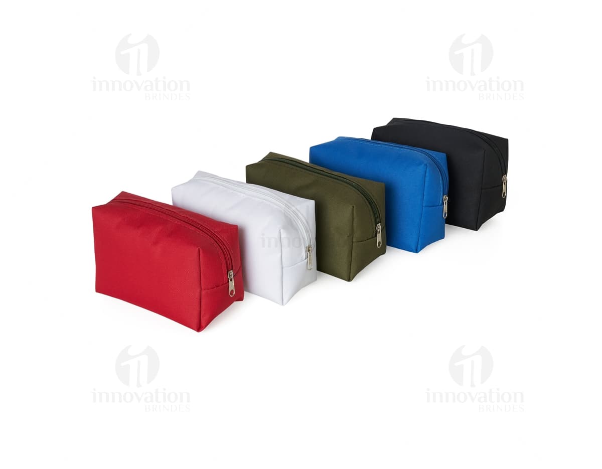 Necessaire nylon alça forro poliéster preto, parte de um conjunto de equipamentos de proteção pessoal e acessórios para dispositivos eletrônicos. Feita de material resistente, possui compartimentos para dinheiro, cartões e chaves, ideal para organização durante viagens ou no dia a dia. Fabricada com tecido de qualidade e fecho seguro, proporcionando segurança e praticidade. Necessaire nylon alça forro poliéster preto, parte de um conjunto de equipamentos de proteção pessoal e acessórios para dispositivos eletrônicos. Feita de material resistente, possui compartimentos para dinheiro, cartões e chaves, ideal para organização durante viagens ou no dia a dia. Fabricada com tecido de qualidade e fecho seguro, proporcionando segurança e praticidade.