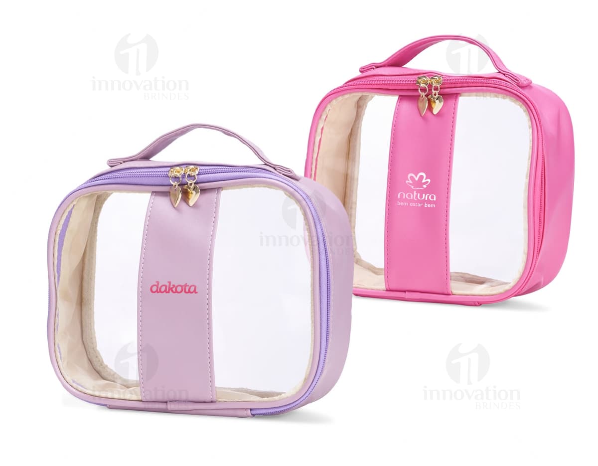 Nécessaire Bidins preto com detalhes em dourado, possui fecho em zíper e é feito em material resistente. Nécessaire Bidins preto com detalhes em dourado, possui fecho em zíper e é feito em material resistente.