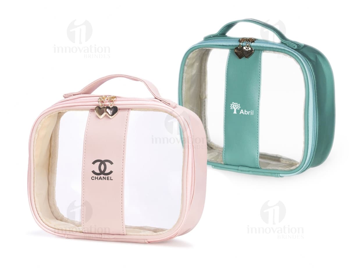 Necessaire em microfibra com fecho em destaque sobre um fundo branco. Necessaire em microfibra com fecho em destaque sobre um fundo branco.
