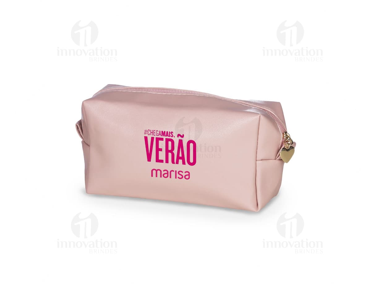 Necessaire impermeável PU com compartimentos para armazenar objetos, feita em plástico resistente. Possui alça para transporte e design clean em amarelo. Ideal para organizar itens de higiene pessoal em viagens ou no dia a dia. Necessaire impermeável PU com compartimentos para armazenar objetos, feita em plástico resistente. Possui alça para transporte e design clean em amarelo. Ideal para organizar itens de higiene pessoal em viagens ou no dia a dia.