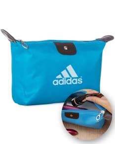 Necessaire em PVC preto com zíper. Necessaire em PVC preto com zíper.