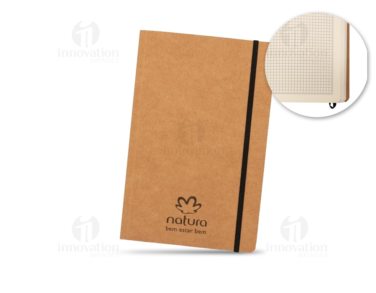 Caderno pautado em formato A4, capa dura preta e elástico para fechamento. Páginas internas com pauta padrão e marcador de página. Caderno pautado em formato A4, capa dura preta e elástico para fechamento. Páginas internas com pauta padrão e marcador de página.