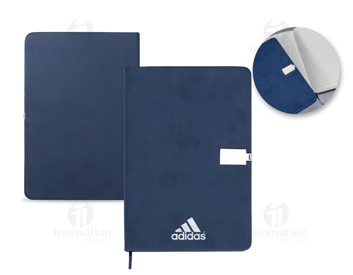 Bloco de anotações com bolso interior em uma mesa de madeira. Bloco de anotações com bolso interior em uma mesa de madeira.