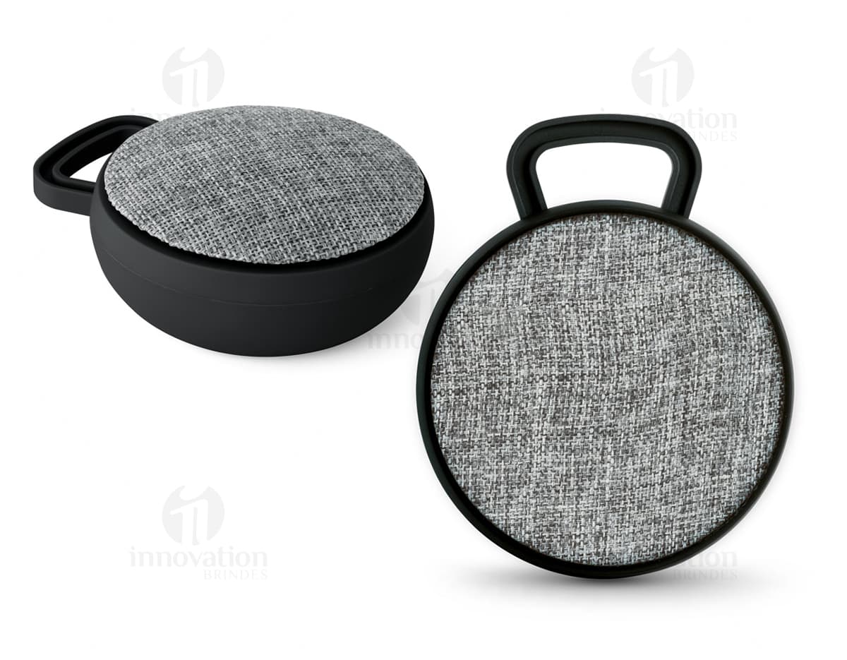 Kit com 6 porta copos em formato redondo, feitos de material resistente e com estampas coloridas de frutas variadas. Kit com 6 porta copos em formato redondo, feitos de material resistente e com estampas coloridas de frutas variadas.