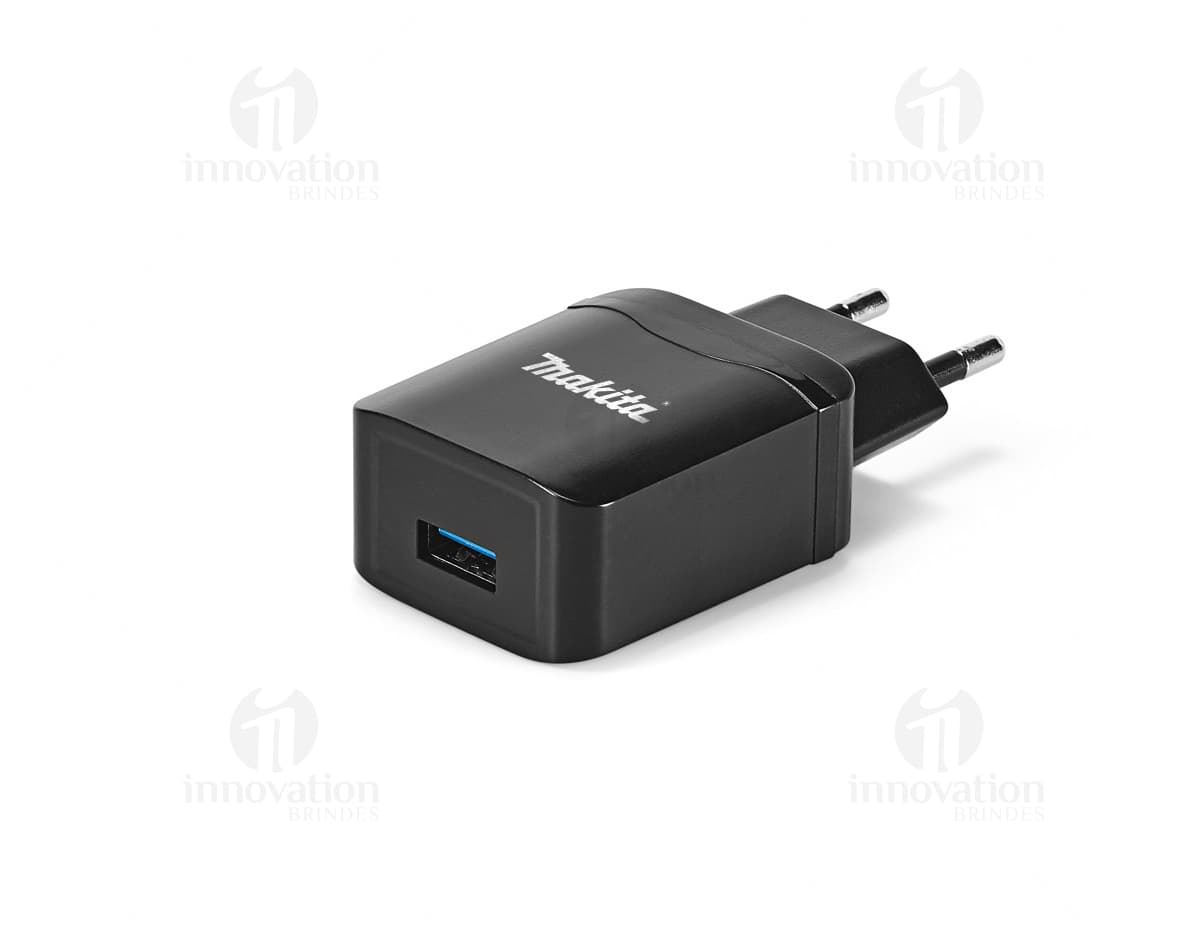Adaptador USB carregamento rápido 18W em fundo branco. Adaptador USB carregamento rápido 18W em fundo branco.
