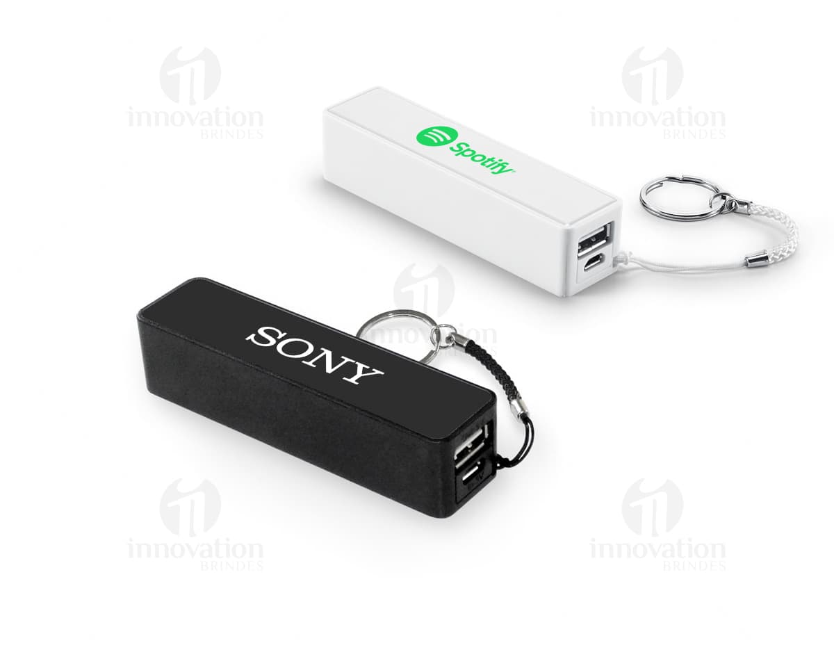 Kit com 6 porta copos em cores variadas dispostos em forma de círculo sobre a mesa. Kit com 6 porta copos em cores variadas dispostos em forma de círculo sobre a mesa.