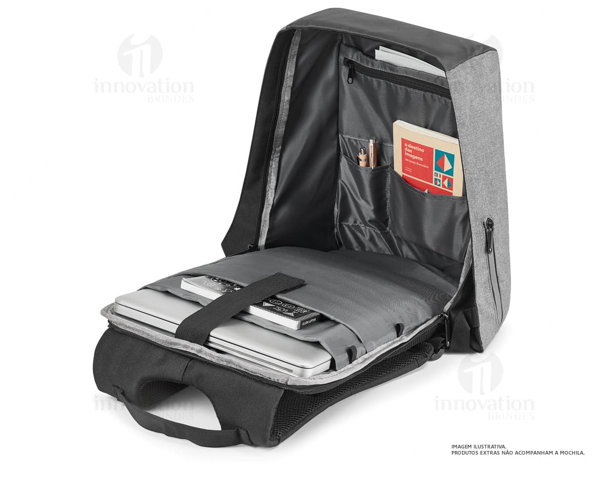 Kit ferramenta 6 peças para manutenção em fundo branco. O conjunto inclui martelo, chave de fenda, alicate, entre outros itens. Kit ferramenta 6 peças para manutenção em fundo branco. O conjunto inclui martelo, chave de fenda, alicate, entre outros itens.
