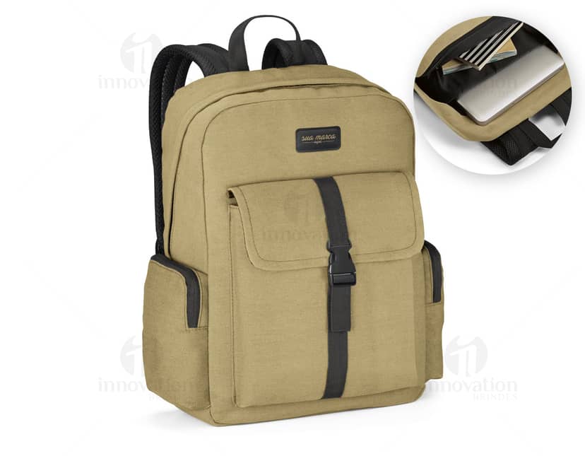 Mochila de poliéster preta para notebook com placa de identificação na frente.