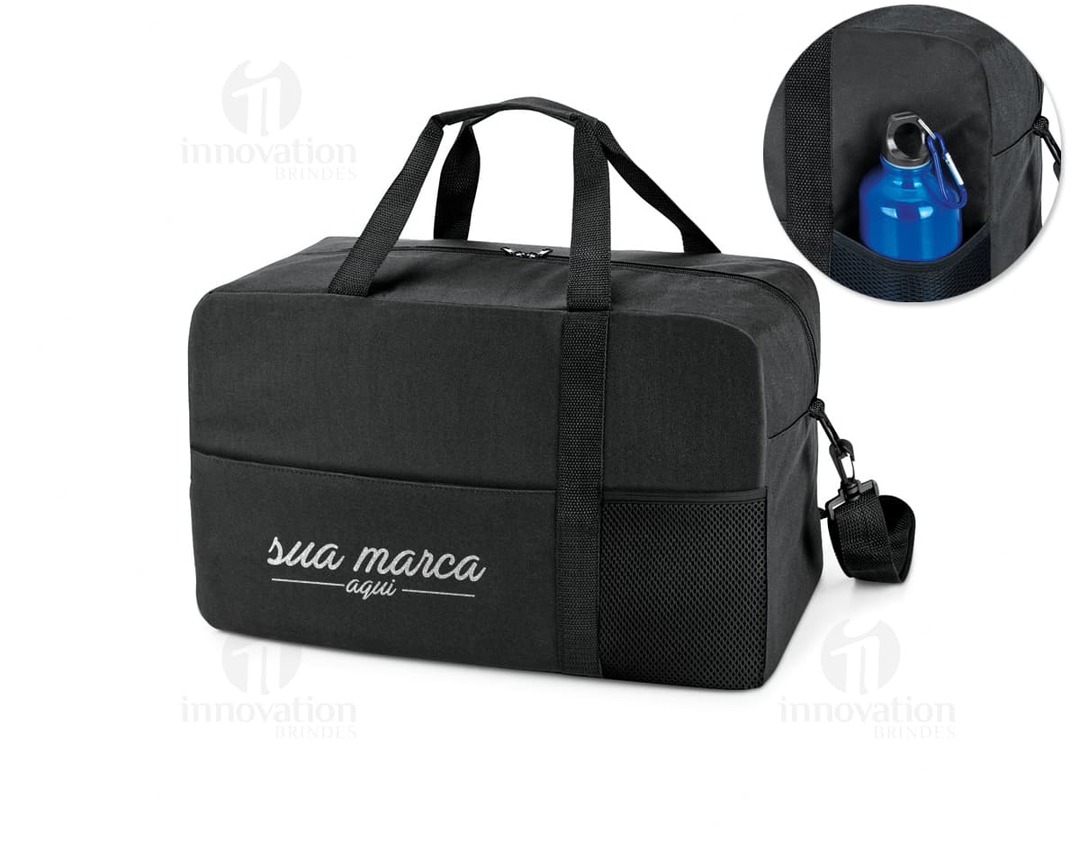 Bolsa esportiva de alta resistência feita em tecido 600D com zíper para fechamento. Bolsa esportiva de alta resistência feita em tecido 600D com zíper para fechamento.