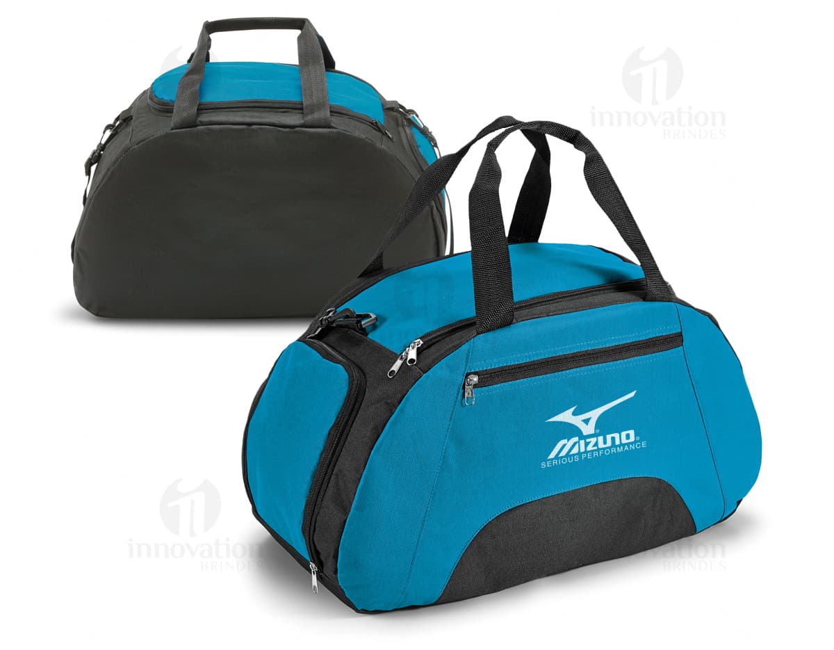 Bolsa térmica dobrável na cor azul, com alças e zíper visíveis. Bolsa térmica dobrável na cor azul, com alças e zíper visíveis.