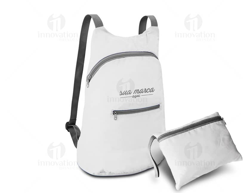 Kit com 6 porta copos em formato redondo, feitos de material resistente e com estampas coloridas e variadas.