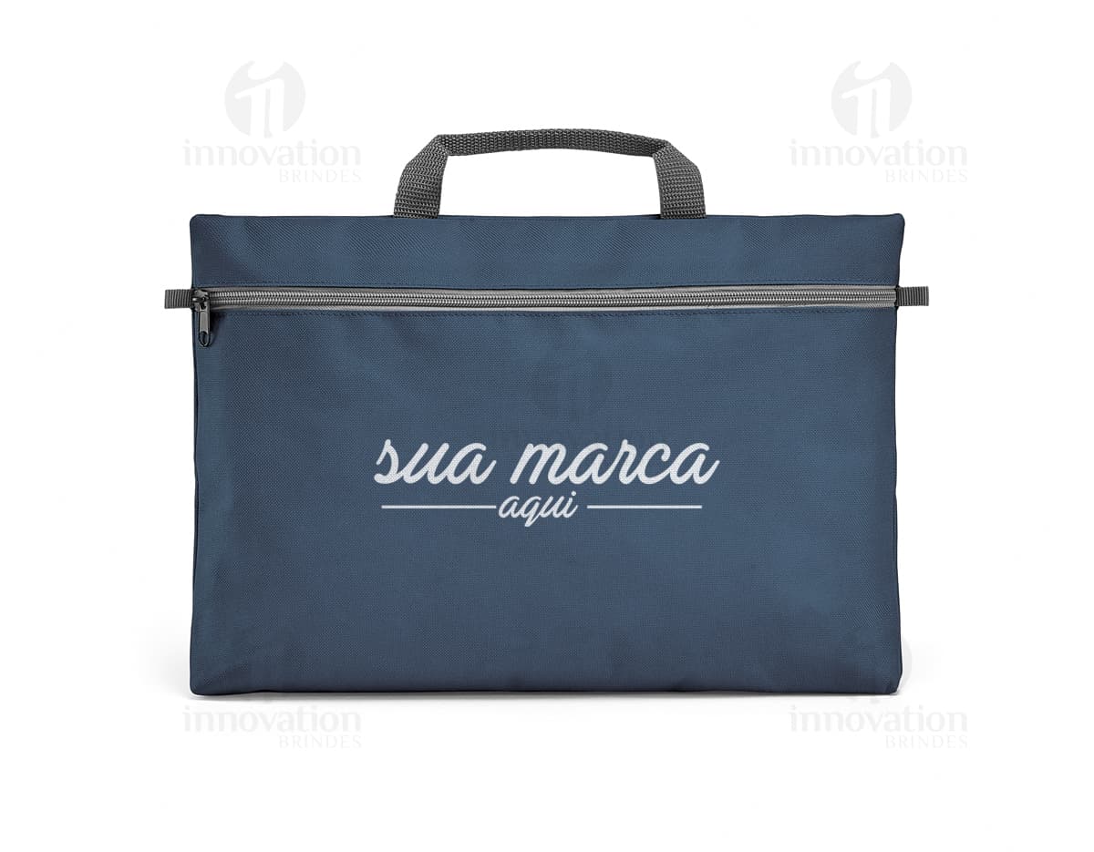 Garrafa térmica na cor preta, capacidade de 750ml, com tampa rosqueável e alça para transporte. Garrafa térmica na cor preta, capacidade de 750ml, com tampa rosqueável e alça para transporte.