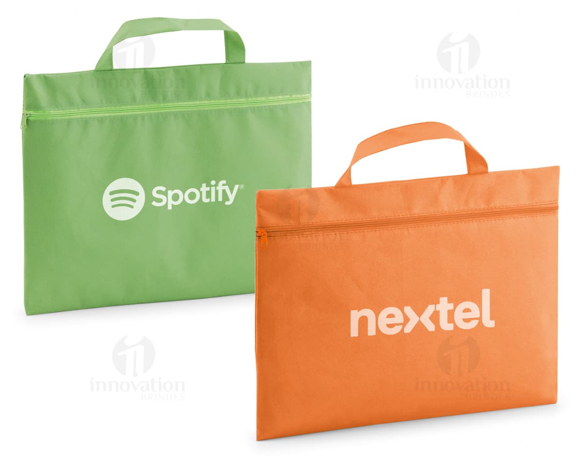 Uma imagem de uma pasta de escritório azul com elástico, sobre uma mesa de madeira. Uma imagem de uma pasta de escritório azul com elástico, sobre uma mesa de madeira.