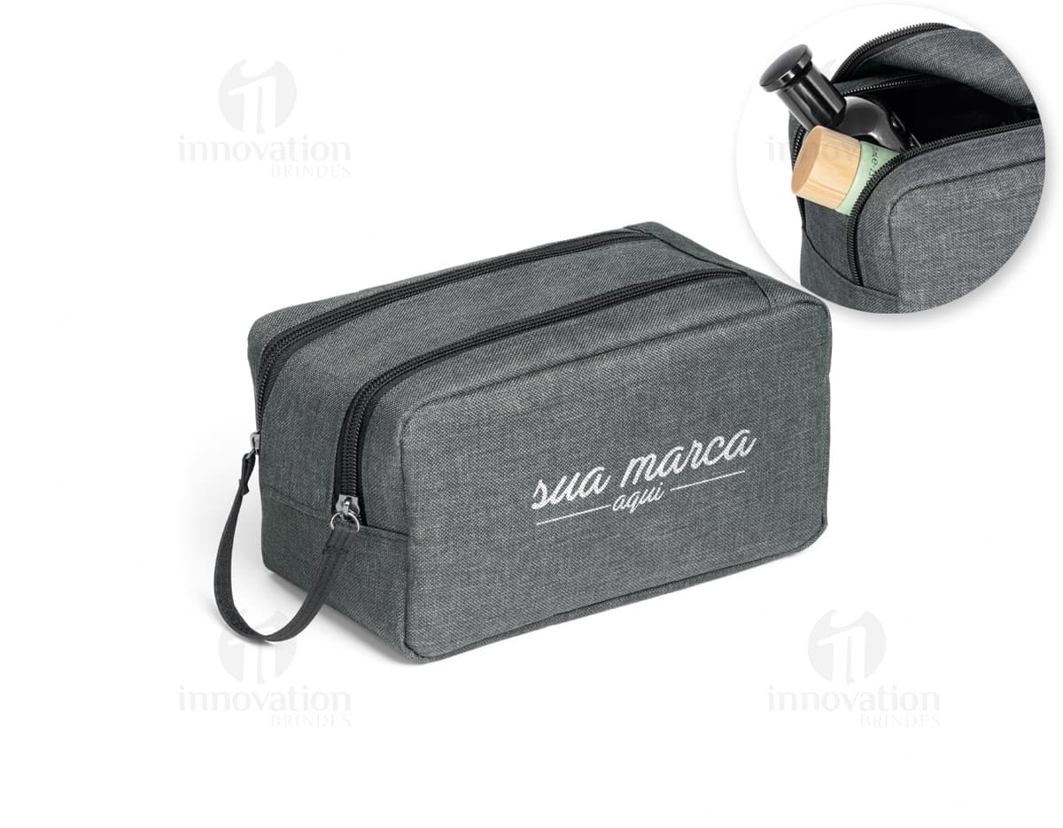 Necessaire de poliéster com espaço interno espaçoso. Necessaire de poliéster com espaço interno espaçoso.
