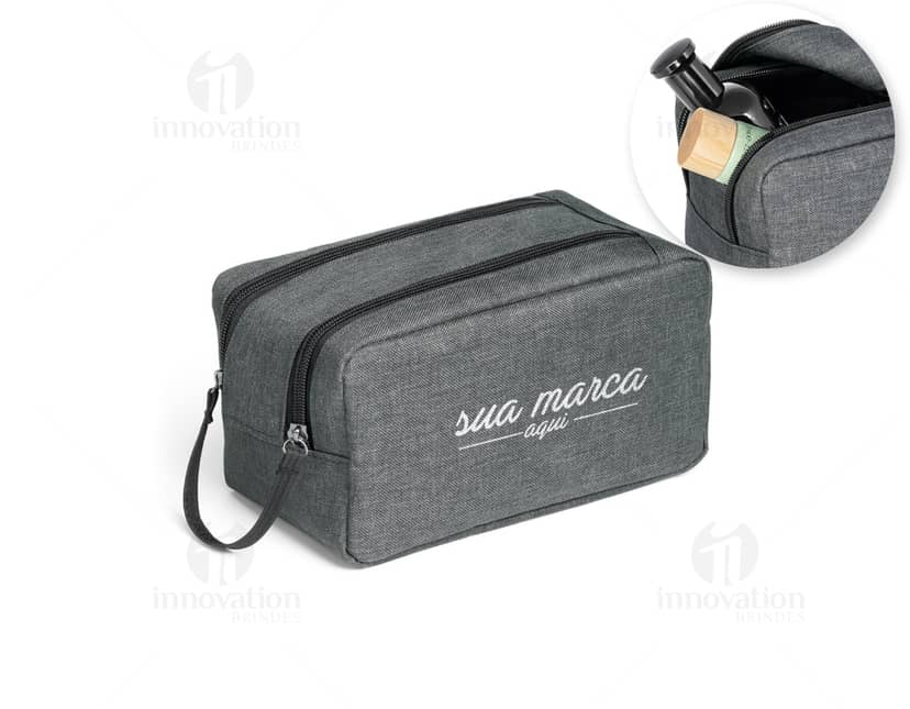 Necessaire de poliéster com espaço interno espaçoso.