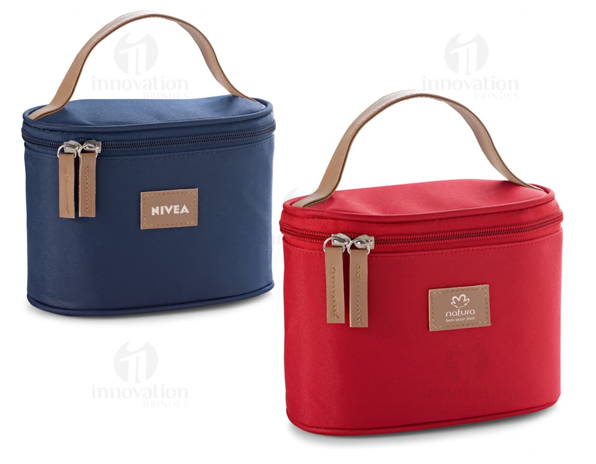 Necessaire em microfibra e couro sintético preto, elegante e moderno para viagens e armazenamento de acessórios pessoais. Necessaire em microfibra e couro sintético preto, elegante e moderno para viagens e armazenamento de acessórios pessoais.