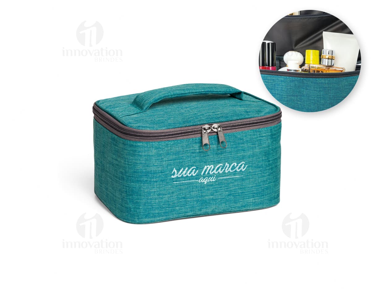 Kit com 6 porta copos em formato quadrado, feitos de madeira com estampa de folhas tropicais em tons de verde, azul e rosa. Cada porta copo possui uma base de cortiça para evitar escorregões. Kit com 6 porta copos em formato quadrado, feitos de madeira com estampa de folhas tropicais em tons de verde, azul e rosa. Cada porta copo possui uma base de cortiça para evitar escorregões.