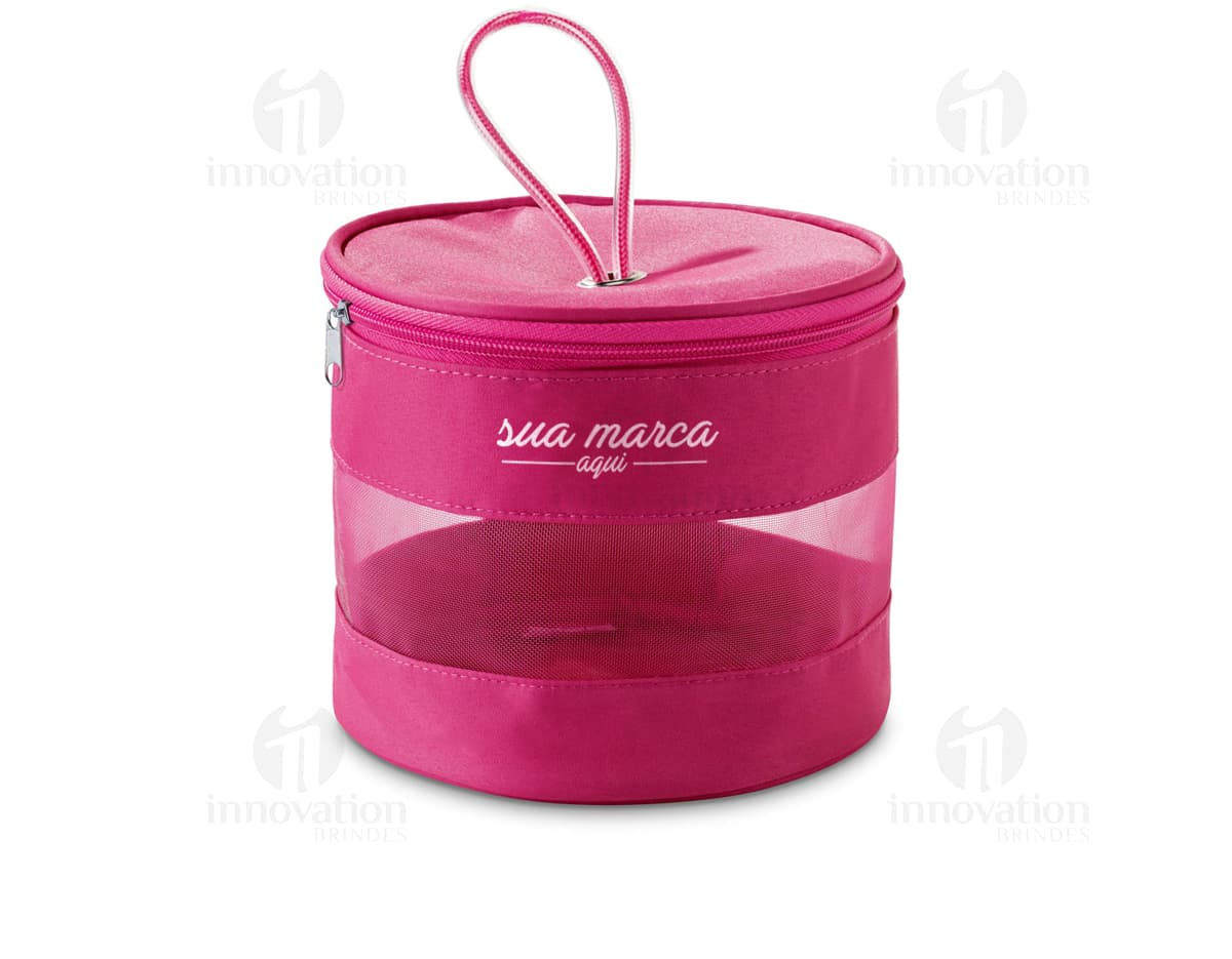 Kit com 6 porta copos em formato quadrado e cores variadas sobre uma mesa de madeira. Kit com 6 porta copos em formato quadrado e cores variadas sobre uma mesa de madeira.