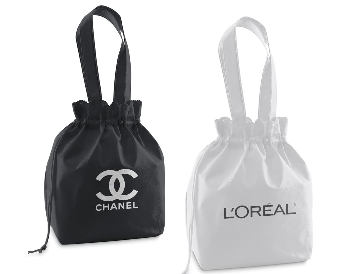 Bolsa de mão de TNT na cor preta com alças curtas e design simples. Bolsa de mão de TNT na cor preta com alças curtas e design simples.